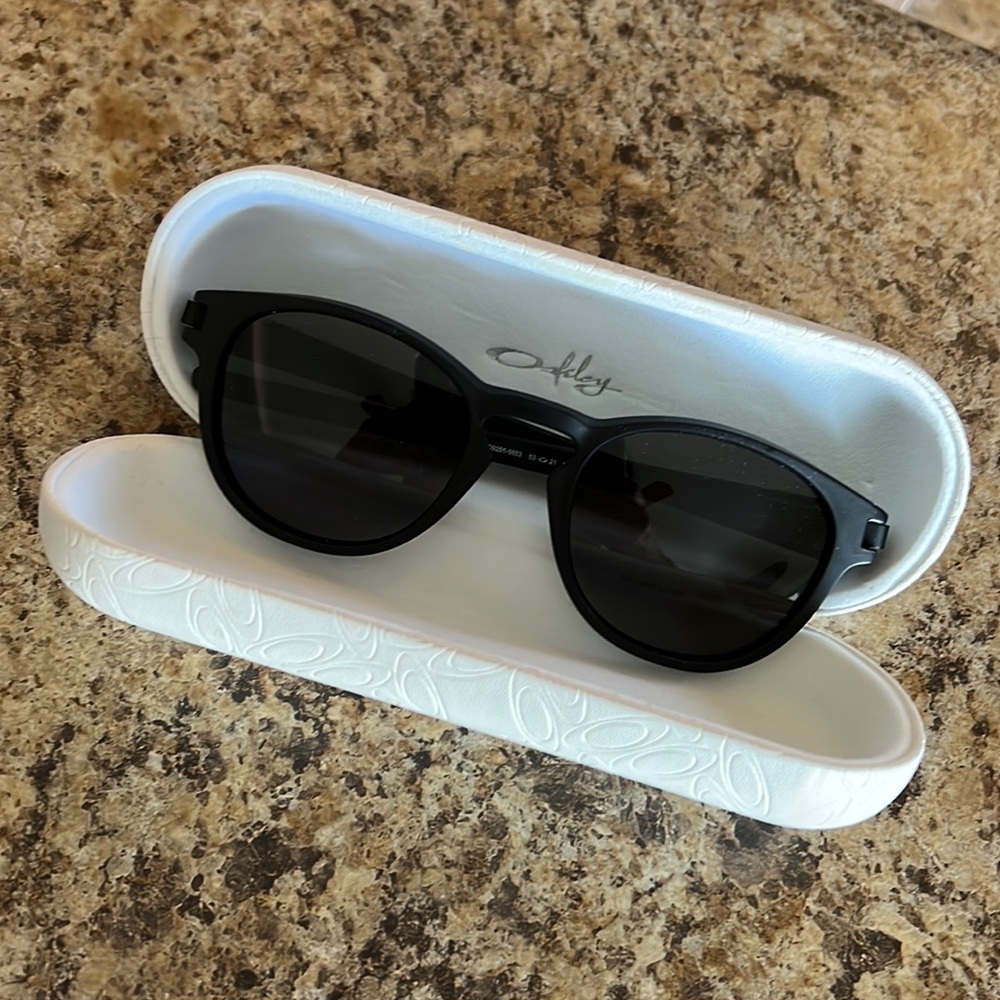 Black Oakley Latch